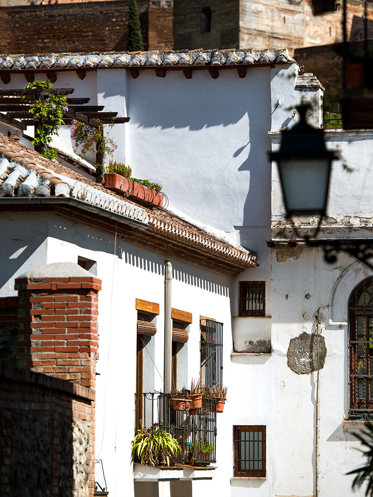 Arquitectura tradicional en un pueblo de Granada con casas blancas